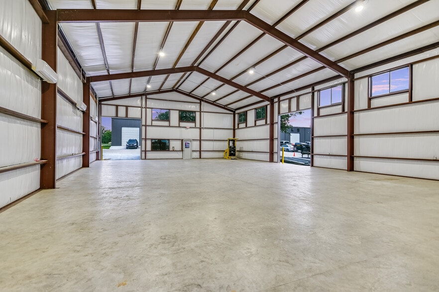 More Photos Of 15210 Fitzhugh Rd, Austin Warehouse For Sale