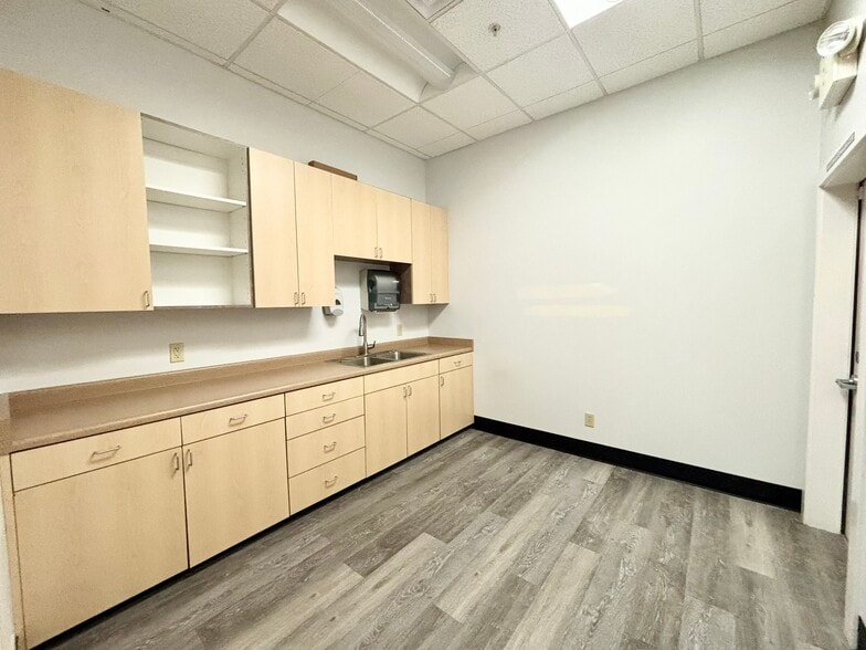 More Photos Of 1251 E McAndrews, Medford Restaurant For Lease