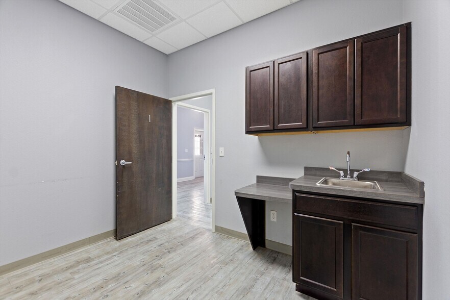 More Photos Of 105 Park Place Blvd, Davenport Medical For Sale