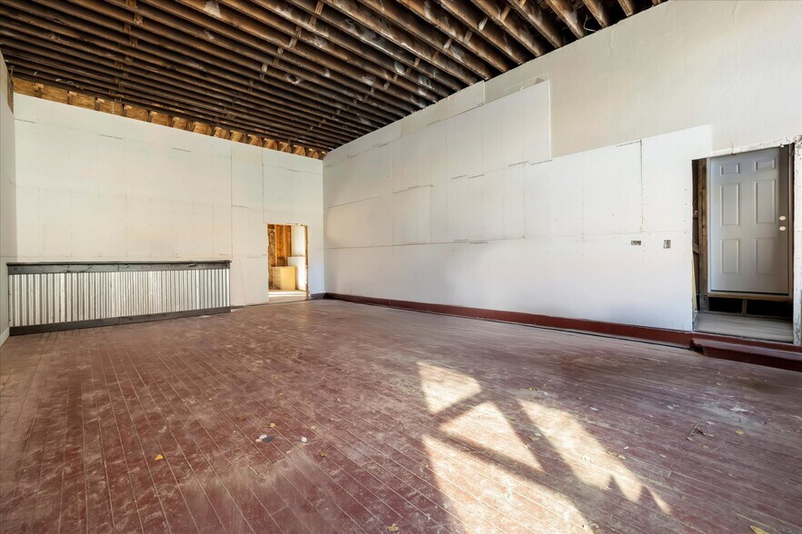 More Photos Of 310 Victor Ave, Victor General Retail For Sale