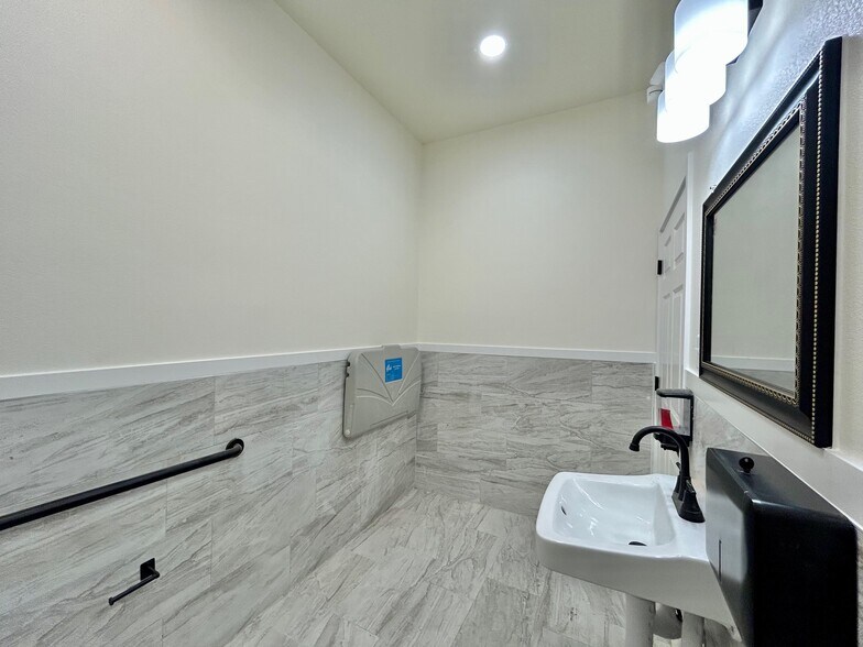 More Photos Of 1113 San Bernardo Ave, Laredo Office For Lease