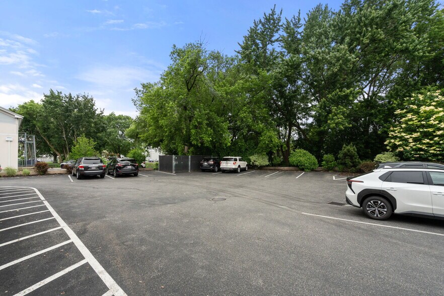 More Photos Of 347-351 Main St, Watertown Freestanding For Lease