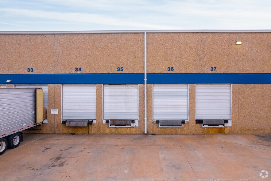 More Photos Of 11410-11420 Mathis Ave, Farmers Branch Distribution For Lease