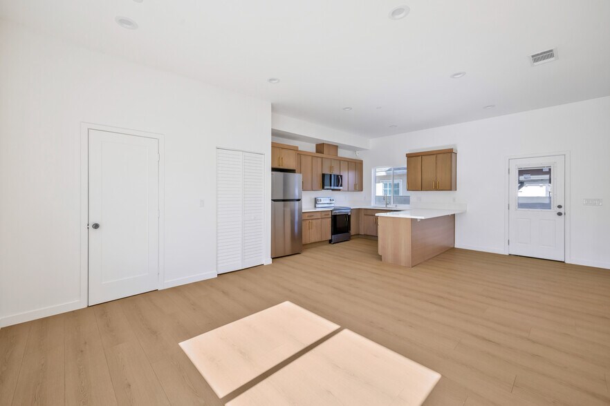 More Photos Of 10905 Dalerose Ave, Inglewood Multifamily For Sale