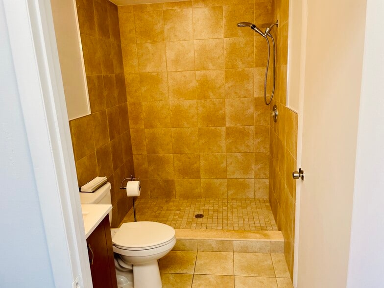 More Photos Of 2201 NE 52nd St, Lighthouse Point Medical For Sale