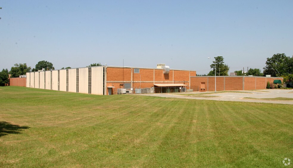 More Photos Of 136 E Dorsett Ave, Asheboro Warehouse For Lease