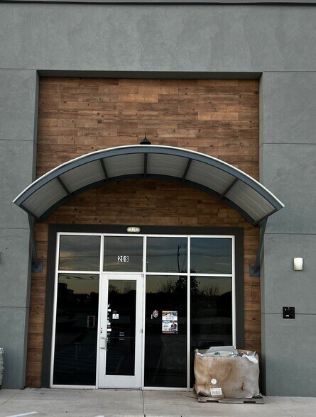 More Photos Of 821 W New Hope Dr, Cedar Park General Retail For Sale