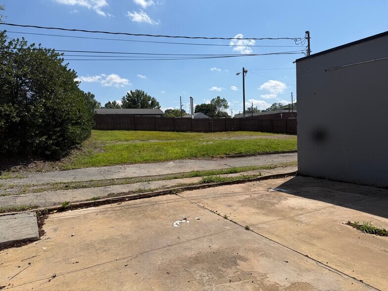More Photos Of 62 NE Barnes St, Marietta Office For Lease