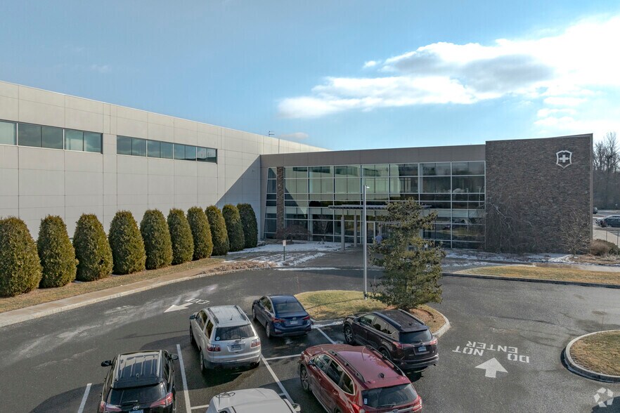 More Photos Of 7 Victoria Dr, Monroe Warehouse For Lease