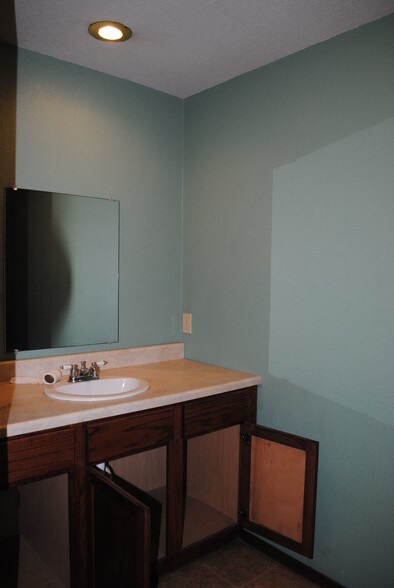 More Photos Of 223-227 S Main St, Wagoner Warehouse For Sale