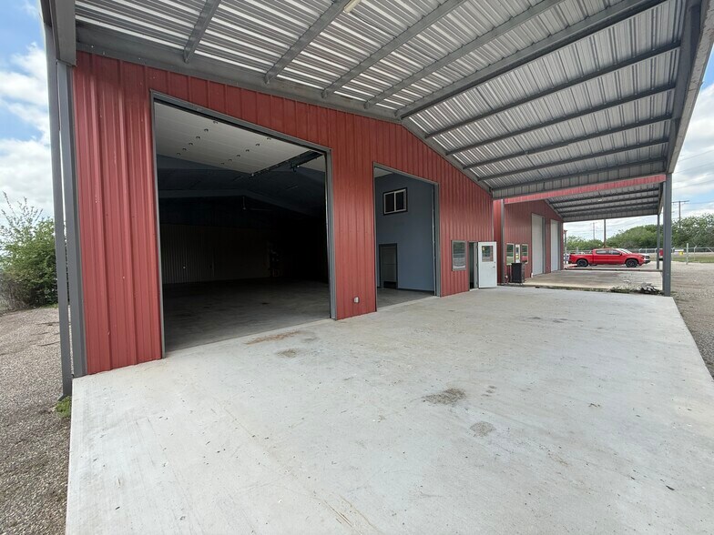 More Photos Of 4235 FM 78, McQueeney Flex For Lease
