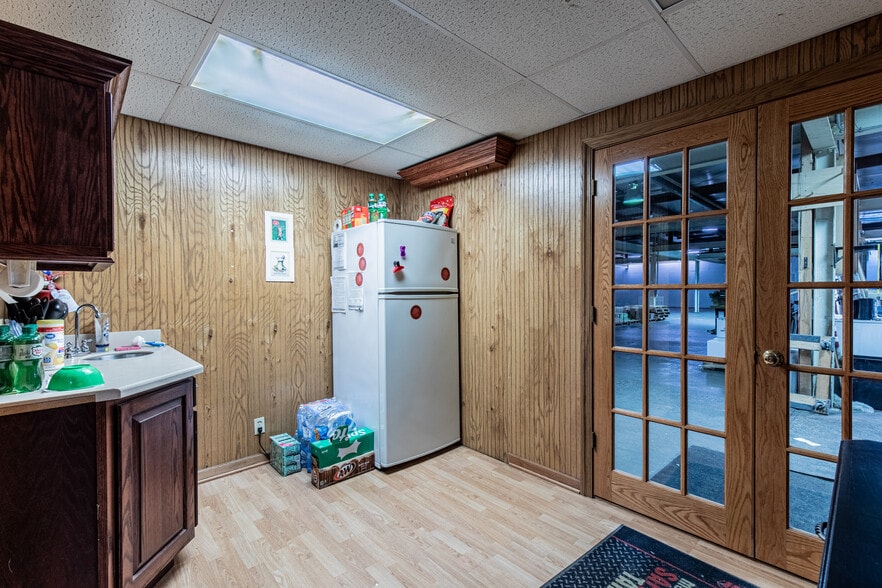 More Photos Of 825 N Pleasant St, Princeton Flex For Sale