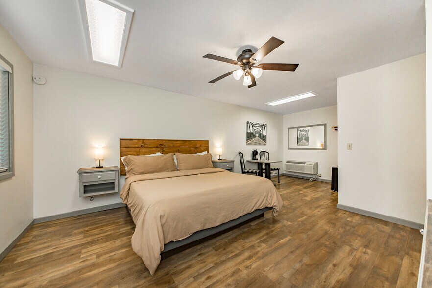 More Photos Of 8546 Edgemont Rd, Greers Ferry Hotel For Sale