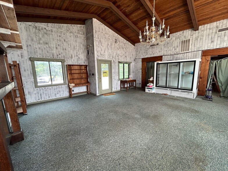 More Photos Of 1810 Columbus Rd, Granville Garden Center For Lease