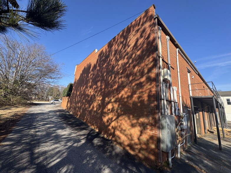 More Photos Of 400 Stonewall Ave, Fayetteville Flex For Sale