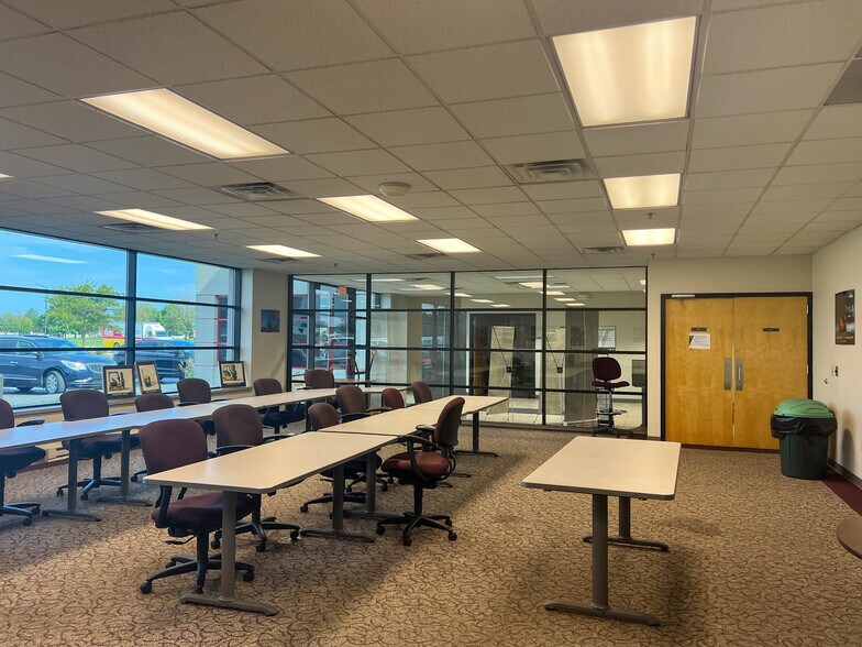 More Photos Of 1776 W Matthew Dr, De Pere Manufacturing For Sale