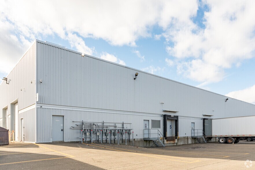 More Photos Of 185 Rue Fortin, Québec Distribution For Lease