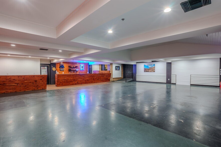 More Photos Of 4840 Hatch Blvd, Muscle Shoals Restaurant For Sale