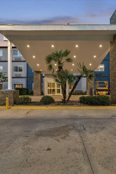 More Photos Of 2400 W Sam Houston Pky S, Houston Hotel For Sale