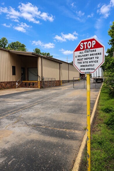 More Photos Of 2335 Columbia Hwy, Pulaski Office For Sale