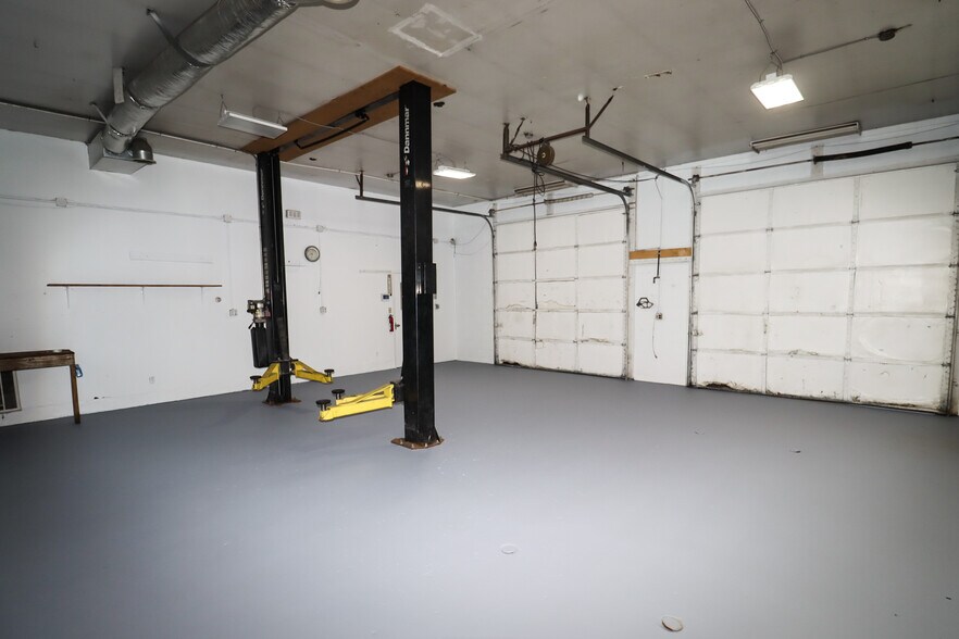 More Photos Of 2600 W Lynchburg Salem Tpke, Bedford Flex For Lease