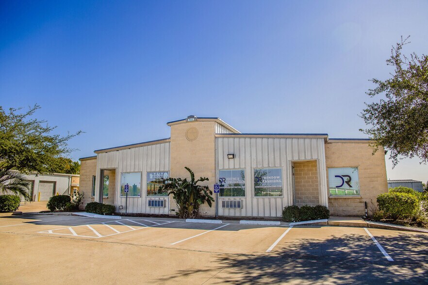 Primary Photo Of 351 Columbia Memorial Pky, Kemah Flex For Lease