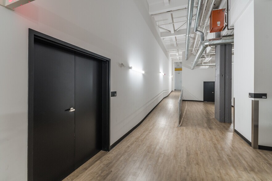 More Photos Of 4760 Rue Acorn, Montréal Research And Development For Lease