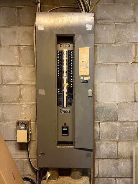 More Photos Of 647 Main St, Thomson Flex For Sale