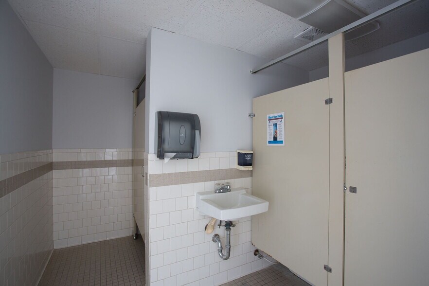 More Photos Of 384 Main st, Timberville Freestanding For Lease
