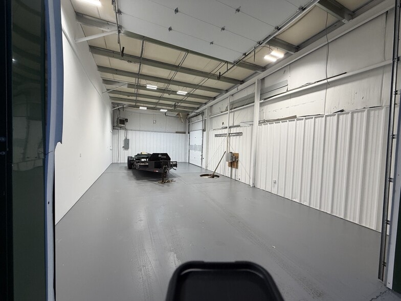 More Photos Of 500-580 Industrial Park Rd, Deep River Warehouse For Lease