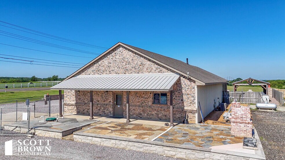 More Photos Of 1212 W Sherman Dr, Aubrey Showroom For Lease