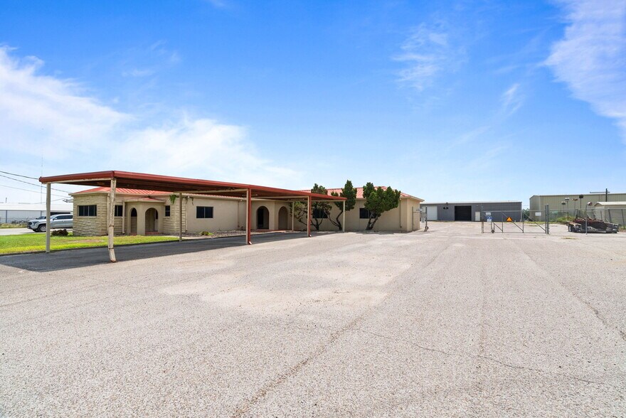 More Photos Of 2404 N US Highway 281, Alice Flex For Lease