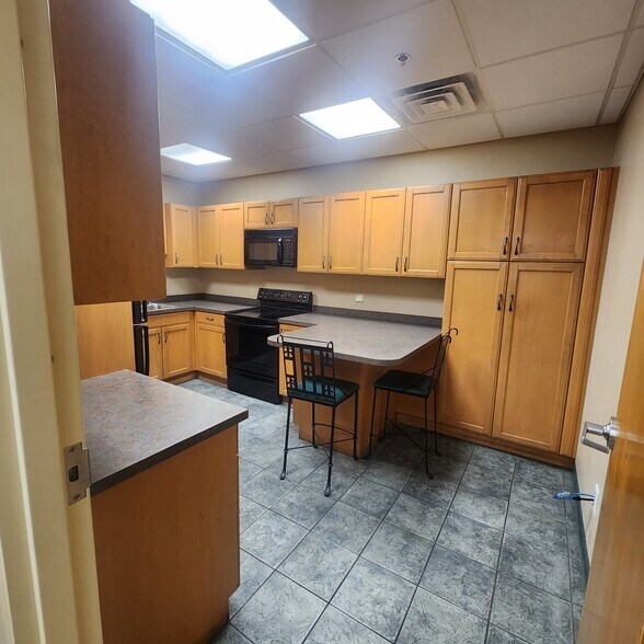 More Photos Of 47 Slade St, Fall River Showroom For Lease