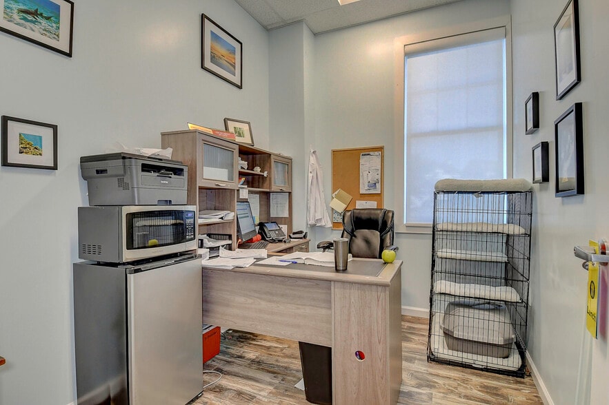 More Photos Of 9650 Shore Dr, Norfolk Veterinarian Kennel For Sale