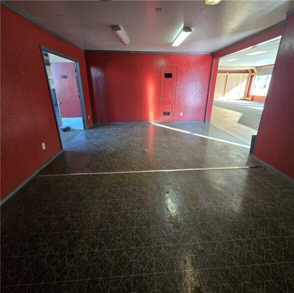 More Photos Of 302 N Silver St, Paola General Retail For Sale