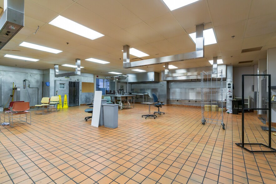 More Photos Of 4 Overlook Pt, Lincolnshire Office For Lease