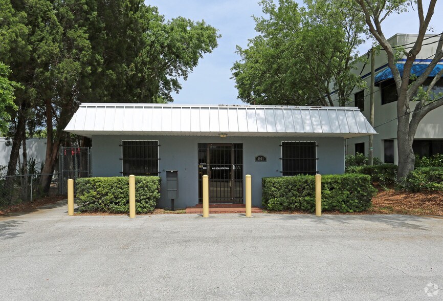 More Photos Of 4921 W Cypress St, Tampa Showroom For Lease