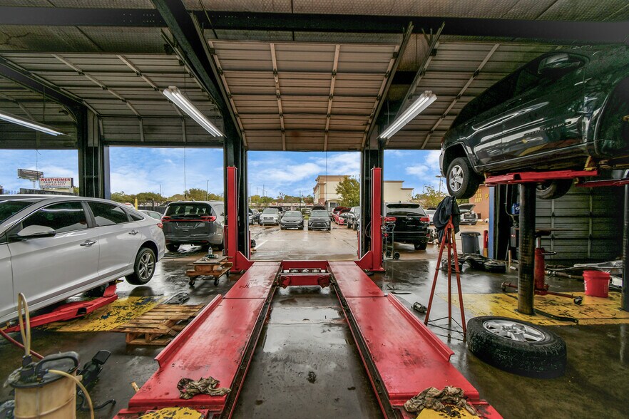 More Photos Of 2525 Westhollow Dr, Houston Auto Repair For Sale