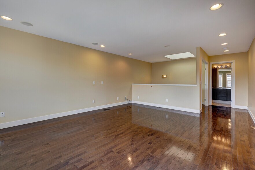 More Photos Of 1812 14A St SW, Calgary Office Residential For Sale