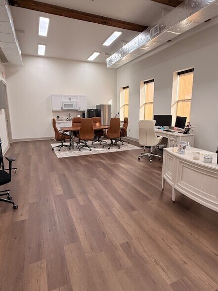 More Photos Of 24 W Chase St, Pensacola Office For Lease