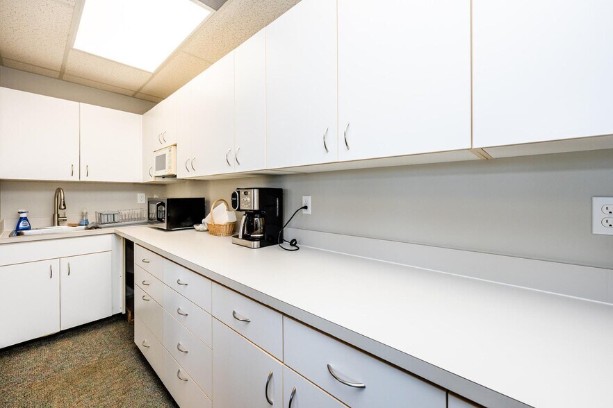 More Photos Of 2300 Pipestone Rd, Benton Harbor Office For Sale