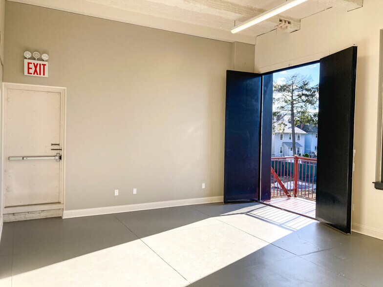 More Photos Of 145 Clove Rd, Staten Island Warehouse For Lease