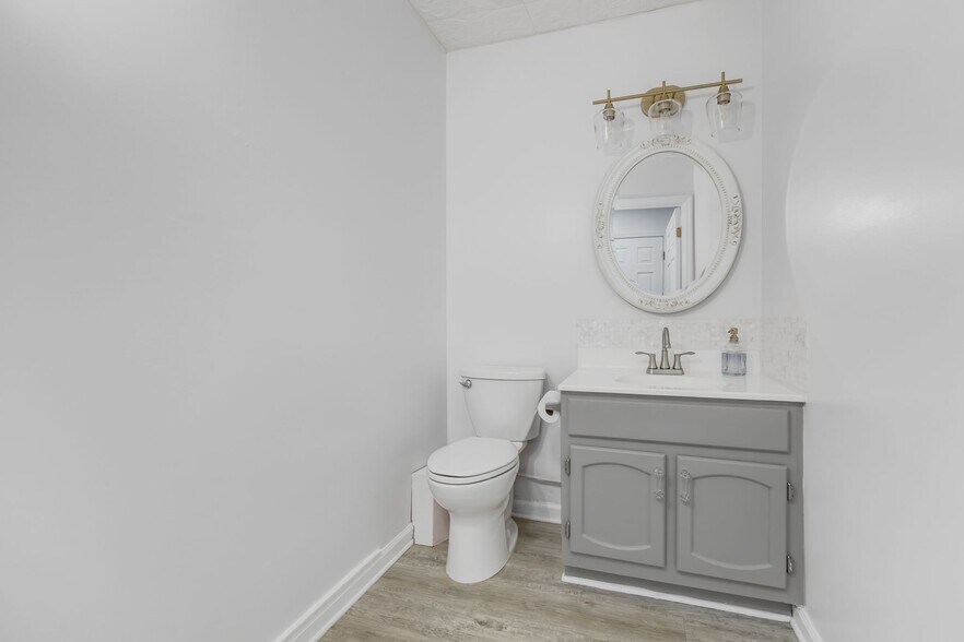 More Photos Of 109 Holiday Ct, Franklin Office For Sale