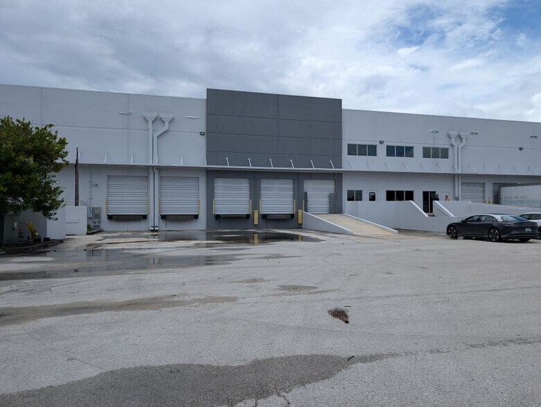More Photos Of 12860-12864 NW South River Dr, Medley Warehouse For Lease