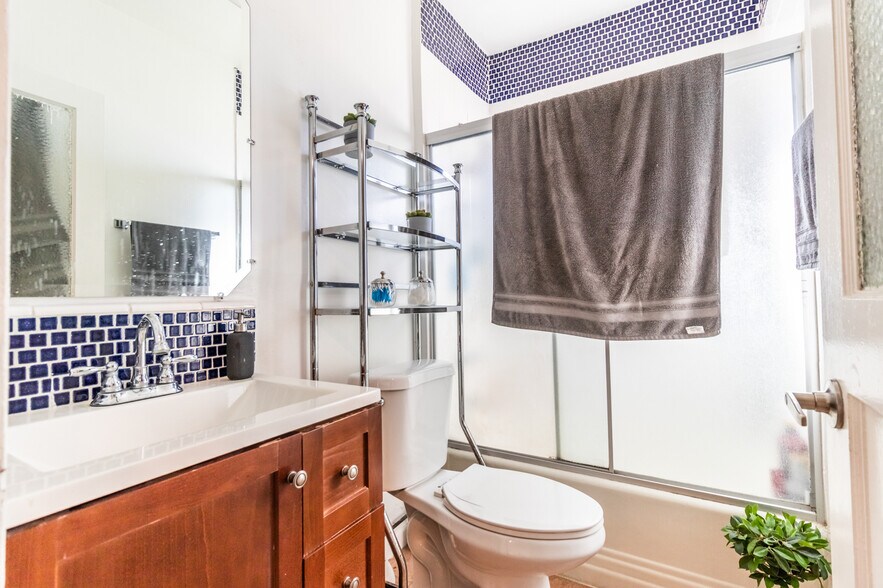 More Photos Of 1718 S New England St, Los Angeles Apartments For Sale