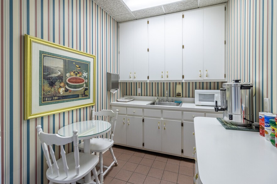 More Photos Of 1421 Ross Dr, Dalton Office For Sale