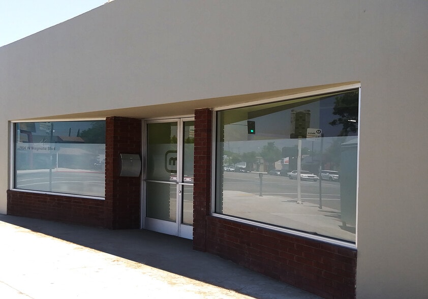 More Photos Of 2900-2904 W Magnolia Blvd, Burbank Storefront For Lease