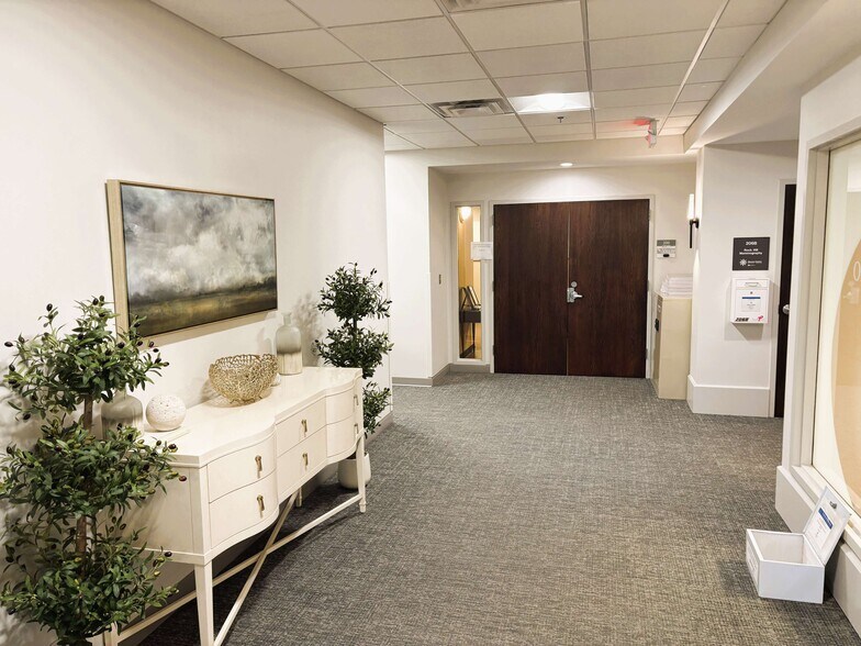 More Photos Of 9420-9450 Manchester Rd, Saint Louis Storefront Retail Office For Lease