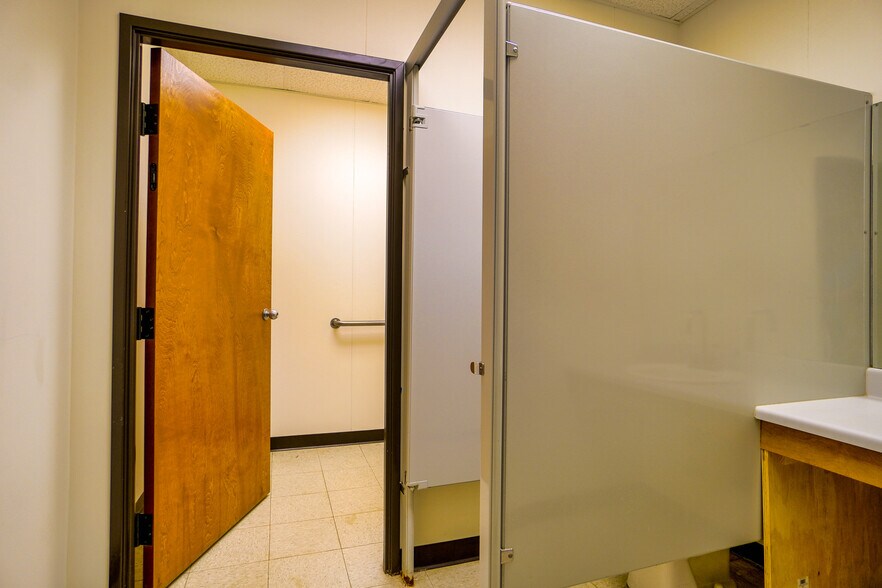 More Photos Of 8 NW 8th St, Oklahoma City Light Manufacturing For Lease