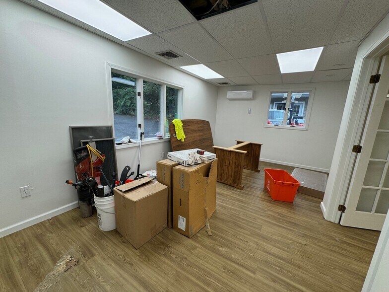 More Photos Of 2016 Straits Tpke, Middlebury Storefront Retail Office For Lease